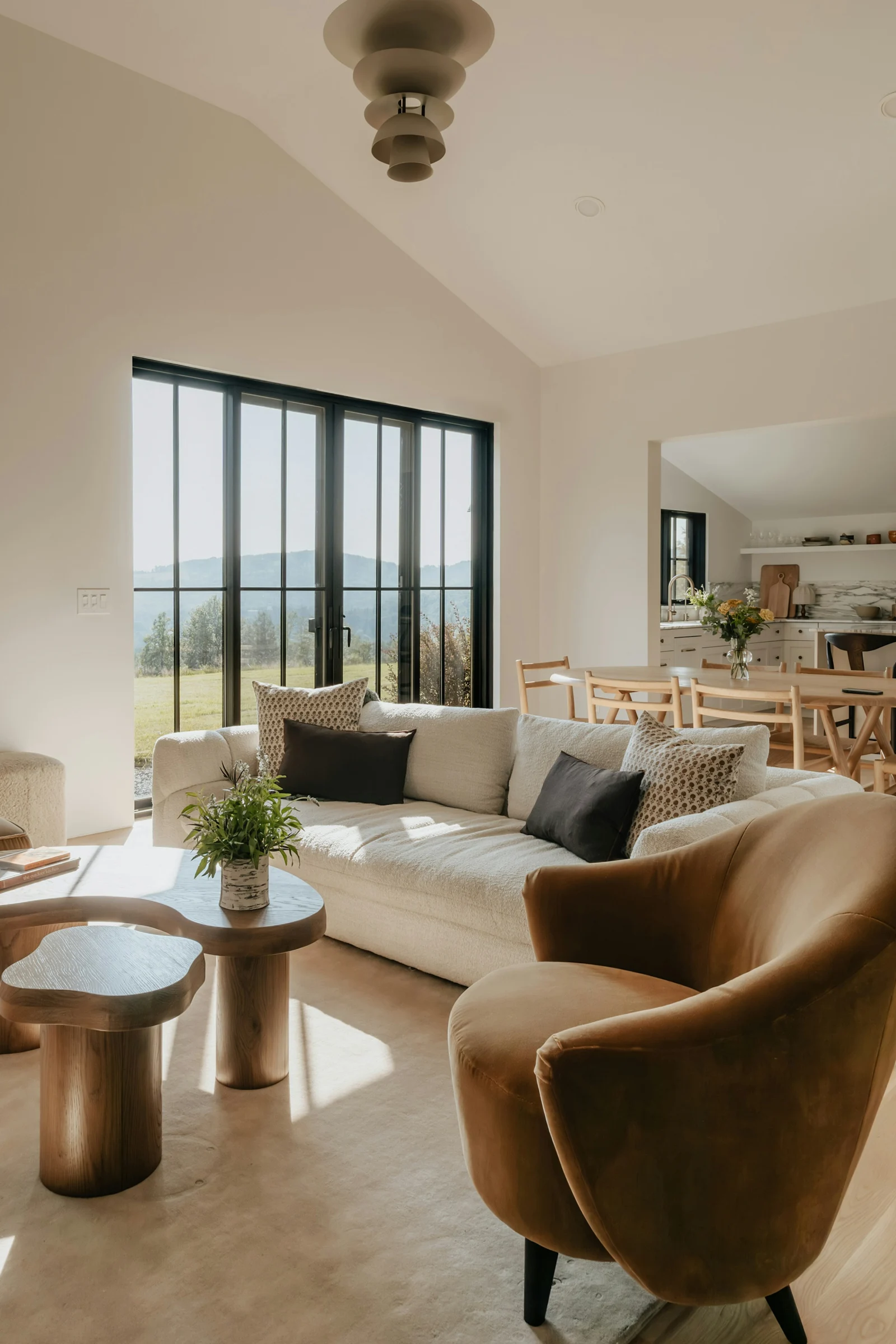 Inspiração de sala de estar com tons naturais, madeira e tecidos claros