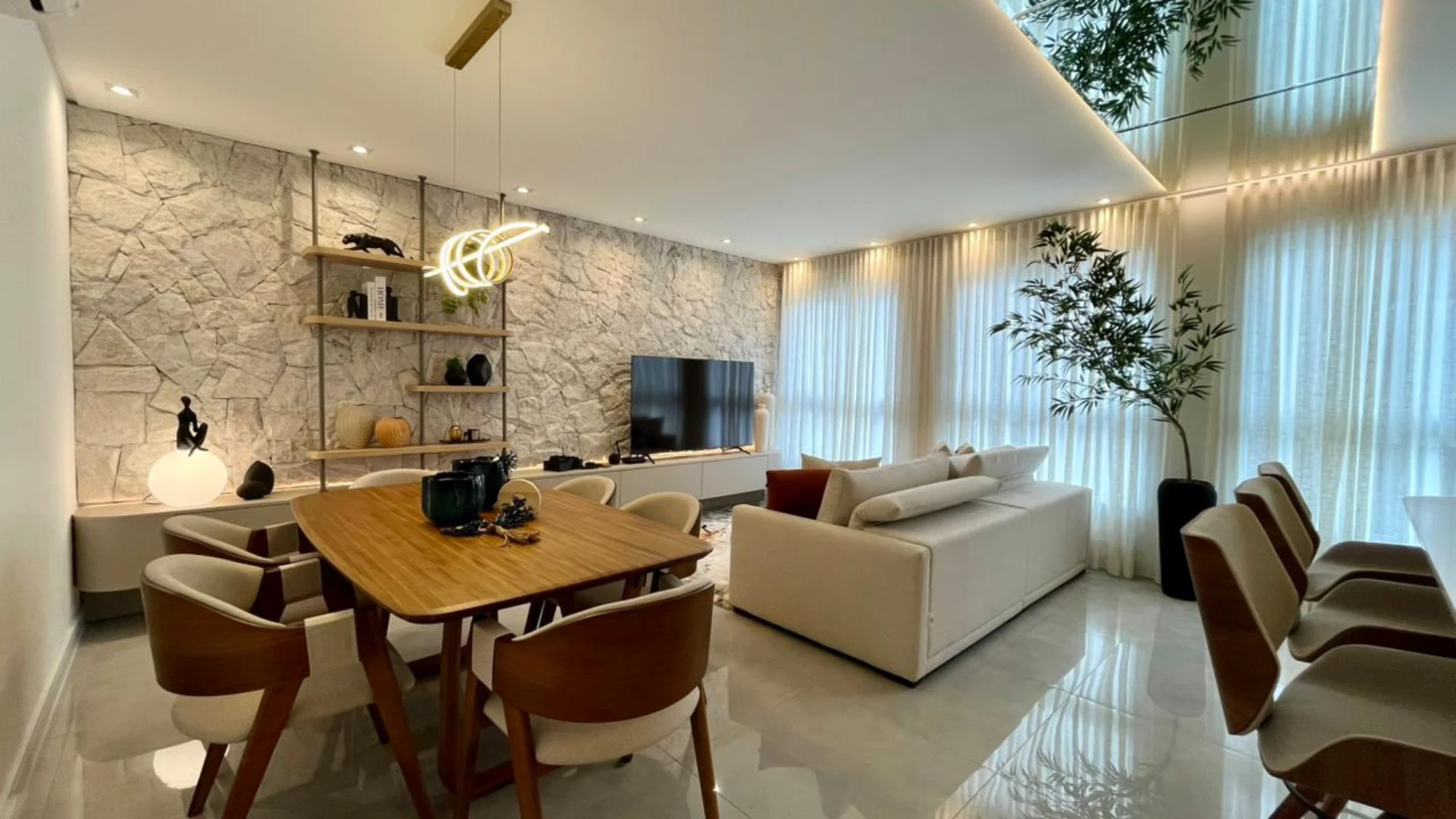 Sala de estar e jantar com sofá, mesa e decoração no universo Conceito