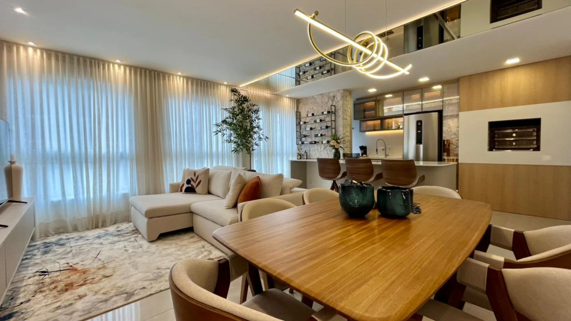 Ambiente integrado da Conceito com marcenaria, sala de jantar e estar