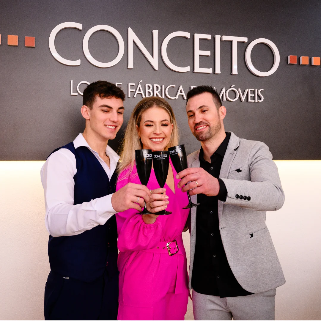 Família Conceito celebrando a inauguração da loja