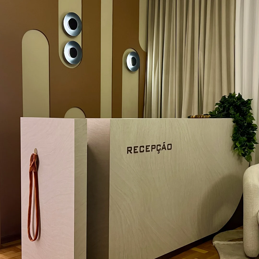 Balcão de recepção sob medida e detalhes decorativos